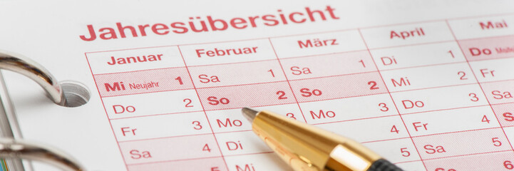 Zeitplaner mit Jahreskalender und Stift