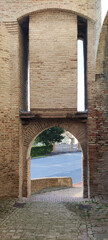 Porta ad arco di antico borgo medievale nelle Marche in Italia
