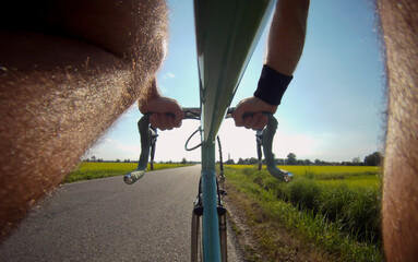 On board camera, vista soggettiva ciclista con bici da corsa in allenamento su strada di campagna