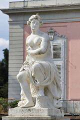Düsseldorf Schlosspark Benrath, weiße Statue