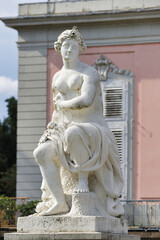 Obraz premium Düsseldorf Schlosspark Benrath, weiße Statue
