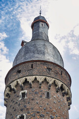 Zons hoher Rundturm in der historischen Altstadt