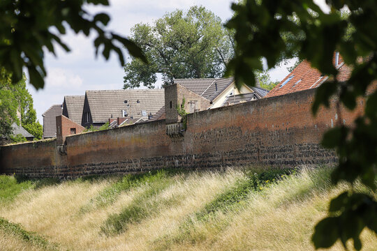 Zons alte Stadtmauer zur Verteidigung der Stadt