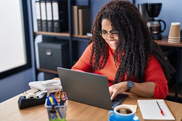 Fototapeta na wymiar African american woman business worker using laptop working at office