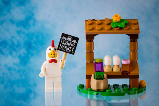 Dortmund - Deutschland 6. Februar 2023 Lego Marktstand mit einer Minifigur als Huhn

