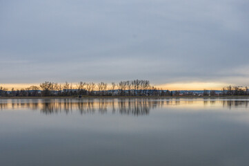 Spiegelbild am Isar Stausee bei Dingolfing