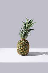 Una piña entera sobre fondo gris	