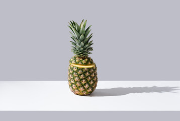 Una piña entera sobre fondo gris	