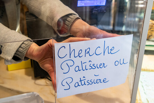 Crise de l'emploi dans le secteur de la boulangerie-patisserie. Pose d'une annonce sur le comptoir pour la recherche d'un patissier