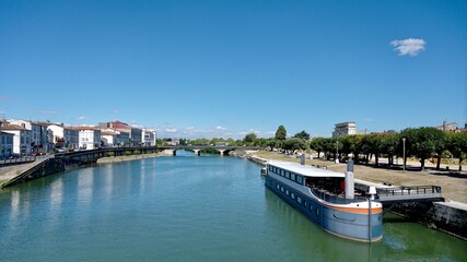 Fototapeta premium ⁨la Charente⁩, ⁨Saintes⁩,Charente-Maritime, ⁨France⁩