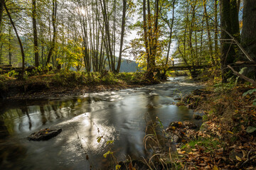 Obraz premium Die Schondra im Naturschutzgebiet Unteres Schondratal, zwischen der Gemeinde Heiligkreuz und Gräfendorf, Unterfranken, Franken, Bayern, Deutschland