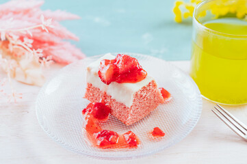 苺ソースがかかったバームクーヘン