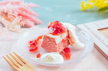 イチゴのバームクーヘン　生クリーム添え