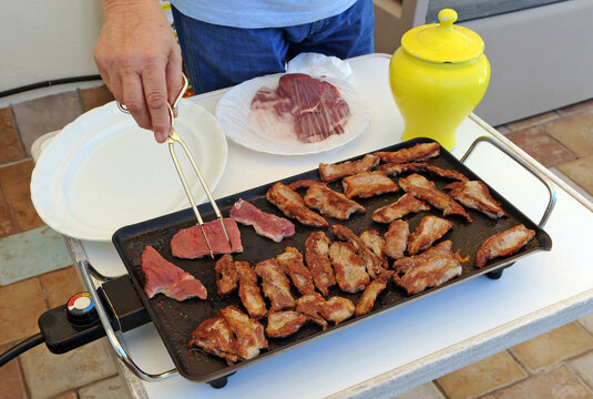Cocinando lagartitos de cerdo ib&eacute;rico a la brasa en plancha el&eacute;ctrica. Solomillo ib&eacute;rico para montaditos, exquisita carne ib&eacute;rica para celebrar una reuni&oacute;n de amigos.