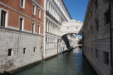 Obraz premium Venice beaches, gondolas, churches, St. Mark's City Square, the tower in the square, the church, the medieval and Roman artifacts, the canals in the city, the gondolas going on the canals and the sea,