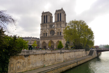 Fototapeta na wymiar The Cathedral of Notre Dame in Paris on a cloudy day