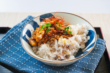 雑穀ごはんにのっけた豚肉の甘辛煮