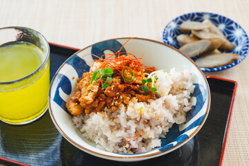 雑穀ごはんにのっけた豚肉の甘辛煮