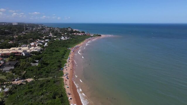  Imagem aérea da Praia dos Fachos na cidade da Serra no litoral do estado do Espírito Santo. Costa tropical com mata atlântica do Brasil.
