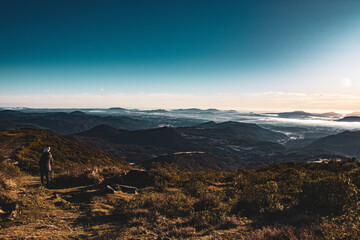 Paisagem incrível em vista para montanhas e um nascer do sol espetacular
