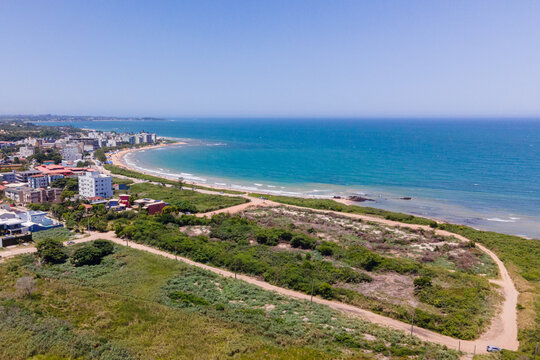 Imagem aérea de Castelhanos e da Praia da Boca da Baleia na cidade da Anchieta no litoral do estado do Espírito Santo. Costa tropical e turística com mata atlântica do Brasil.