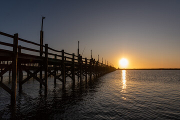 La calma de pescar en el muelle al atardecer
