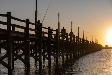 Pescando en el muelle al atardecer