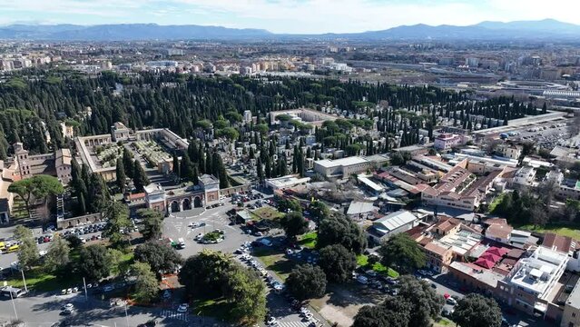 Il cimitero Verano di Roma, Italia.
Vista aerea con drone del cimitero.