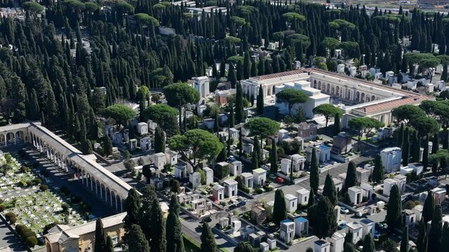Il cimitero Verano di Roma, Italia.
Vista aerea con drone del cimitero.