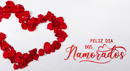 cartão ou banner para desejar um feliz dia dos namorados em vermelho sobre fundo branco com um coração formado por pétalas de rosas vermelhas