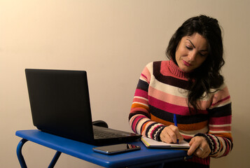 Mujer morena trabajando con el ordenador portátil