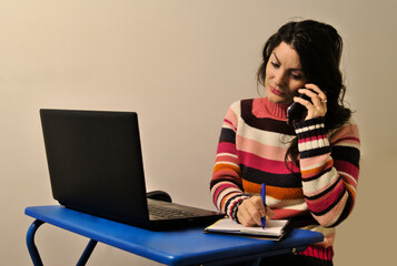 Mujer morena trabajando con el ordenador portátil