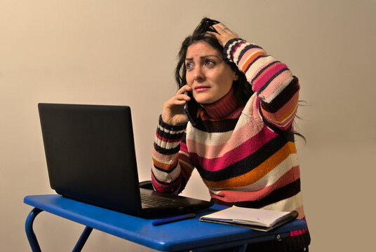 Mujer morena trabajando con el ordenador port&aacute;til