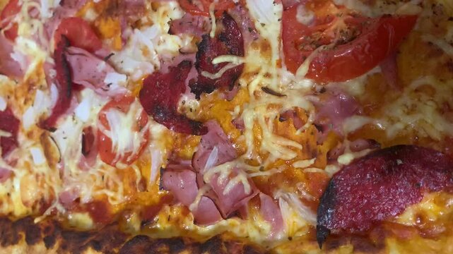 Pizza casera de jam&oacute;n, peperoni, tomate, cebolla y queso