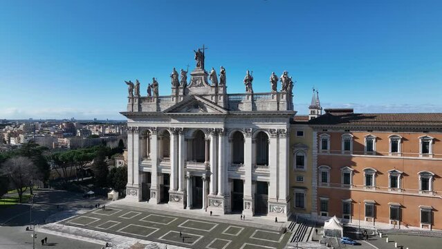 Roma - The facade of St. John Lateran basilica (Basilica di San Giovanni in Laterano) 
Vista aerea della facciata della basilica con le statue dei santi