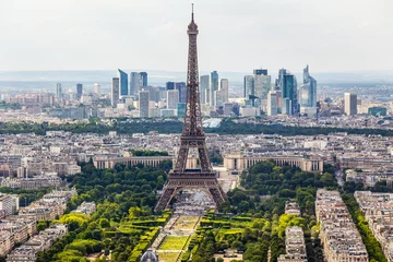 Photo sur Aluminium Tour Eiffel The Eiffel Tower in Paris and the panorama of La Defense business district, France