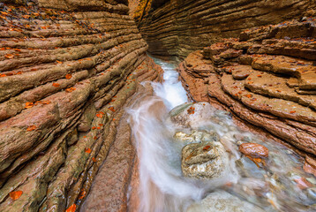 Der wilde Fluss der Taugl strömt durch die rote Klamm