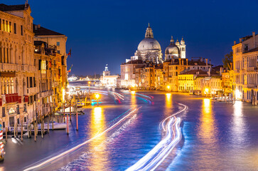 Obraz premium Santa Maria della Salute Basilica on the Grand Canal in Venice at night, Italy