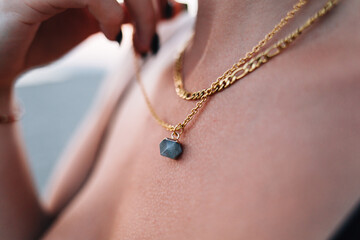 Naklejka premium Necklace with a stone pendant 
