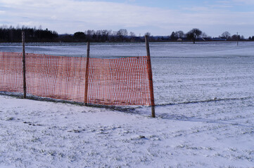 Siatka chroniąca przed zamieciami śnieżnymi na drodze transportu. © Adam Sadlak
