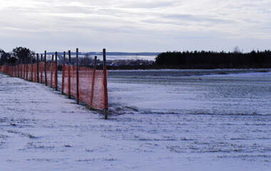 Siatka chroniąca przed zamieciami śnieżnymi na drodze transportu. © Adam Sadlak