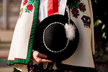 Tradycyjny strój góralski mężczyzny w górach. Pan młody, kapelusz góralski z piórkiem i ślub w Tatrach