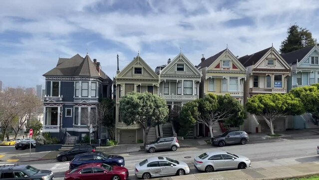 The famous painted ladies of the Californian city of San Francisco in the USA, are houses of Victorian and Edwardian style architecture painted in three or more colors to beautify them.