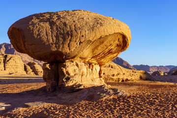 Grzyb skalny pustynia Wadi Rum Jordania - obrazy, fototapety, plakaty