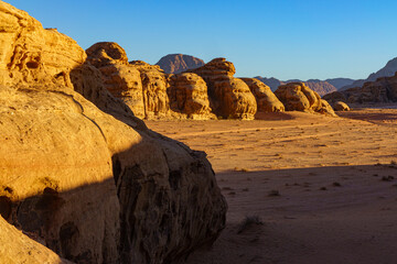 Fototapeta na wymiar Skały marsjanie pustynia Wadi Rum Jordania