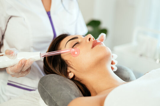 Faceless specialist doing darsonvalization