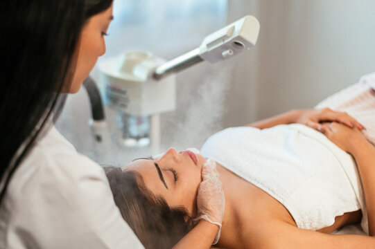 Beauty treatment with ozone facial steamer
