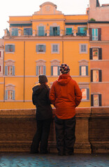 Pareja de Turistas observando
