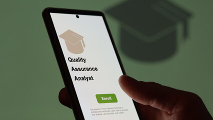 Quality assurance analyst program. A student enrolls in courses to study, to learn a new skill and pass certification. Text in French