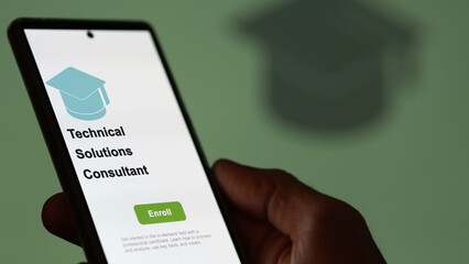 Technical Solutions Consultant program. A student enrolls in courses to study, to learn a new skill and pass certification. Text in French